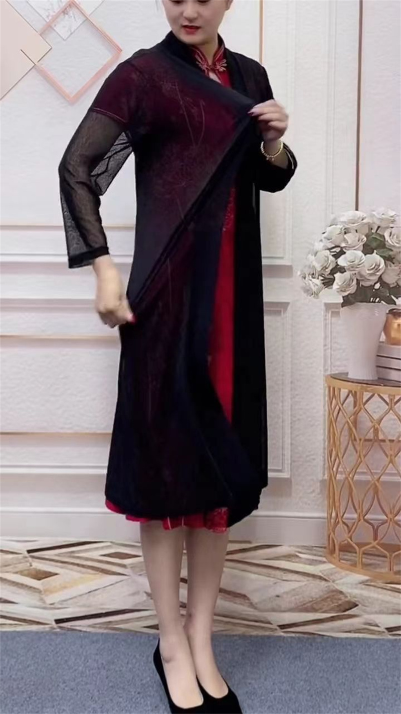 Elderly Women Formal Wear - Noszenie ekskluzywnej, nowej, siateczkowej chusty dla